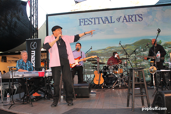 Al Jarreau performing at Pageant of the Masters