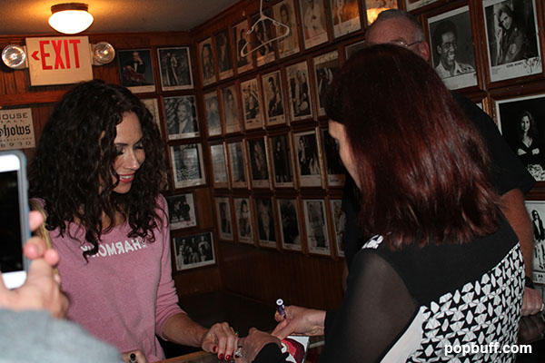 Minnie Driver signs her CD