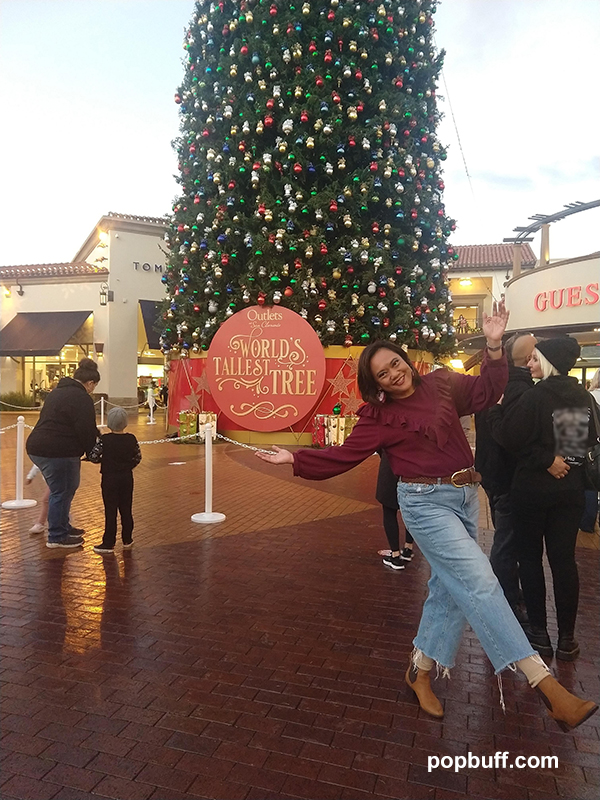 Popbuff blogger Ruchel Freibrun in front of World's Tallest Tree 2020 at the Outlets at San Clemente