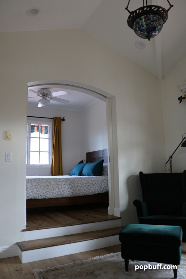 High ceiling bedroom - Garden Cottage Inn, San Clemente