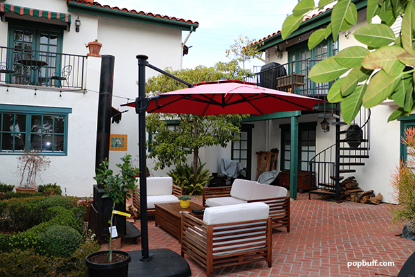 Whether a great book to read or lovely chat with your loved ones, the courtyard is the perfect spot - Garden Cottage Inn San Clemente