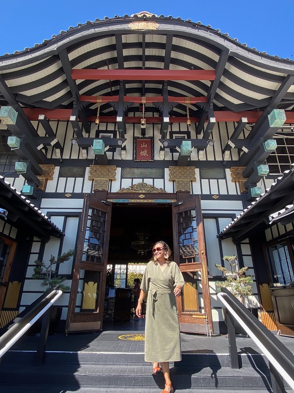 Popbuff blogger Ruchel Freibrun in front of Yamashiro restaurant in Hollywood