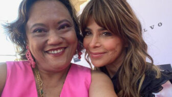 Popbuff blogger Ruche Freibrun and Paula Abdul during the 90th celebration of Festival of Arts/Pageant of the Masters 2023 - Popbuff.coml
