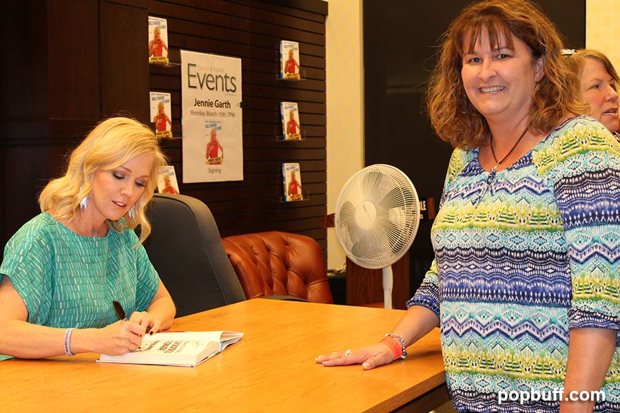 Jennie Garth with an out of town fan